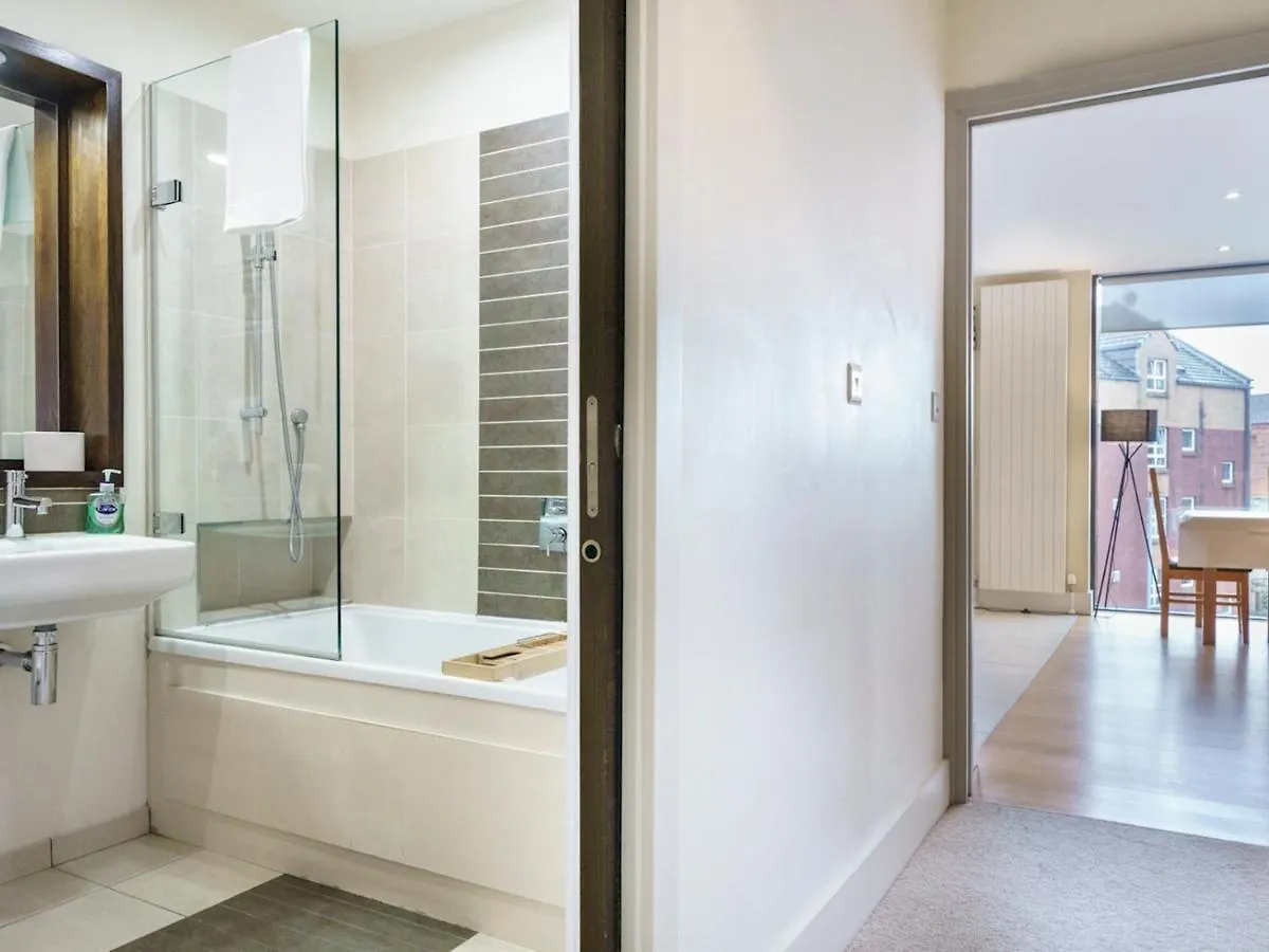 Lägenhet Pass The Keys City Centre Incredible 2Br Corner Apt With Balcony Belfast Storbritannien